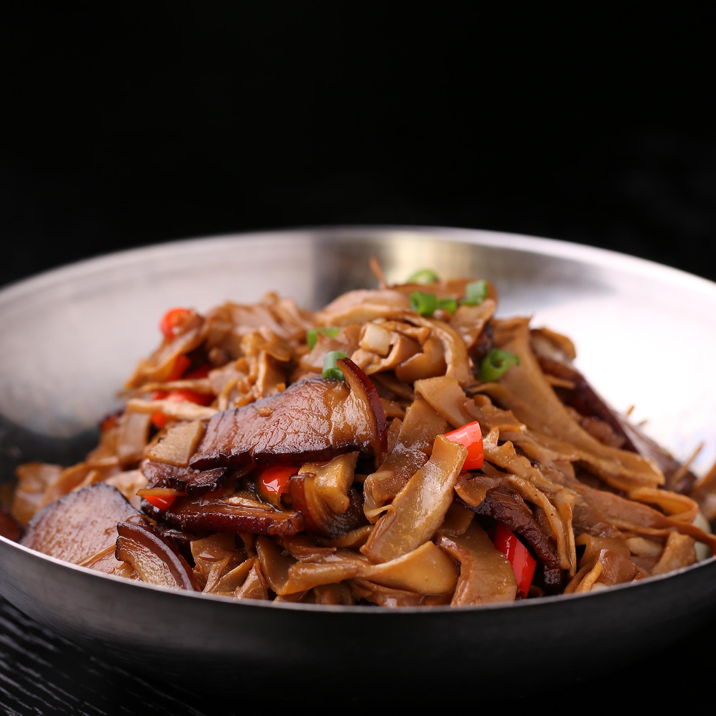 HOYA Pad Thai 酸辣乾拌河粉 特調醬汁裹滿每一條麵，酸爽香辣、勁道十足