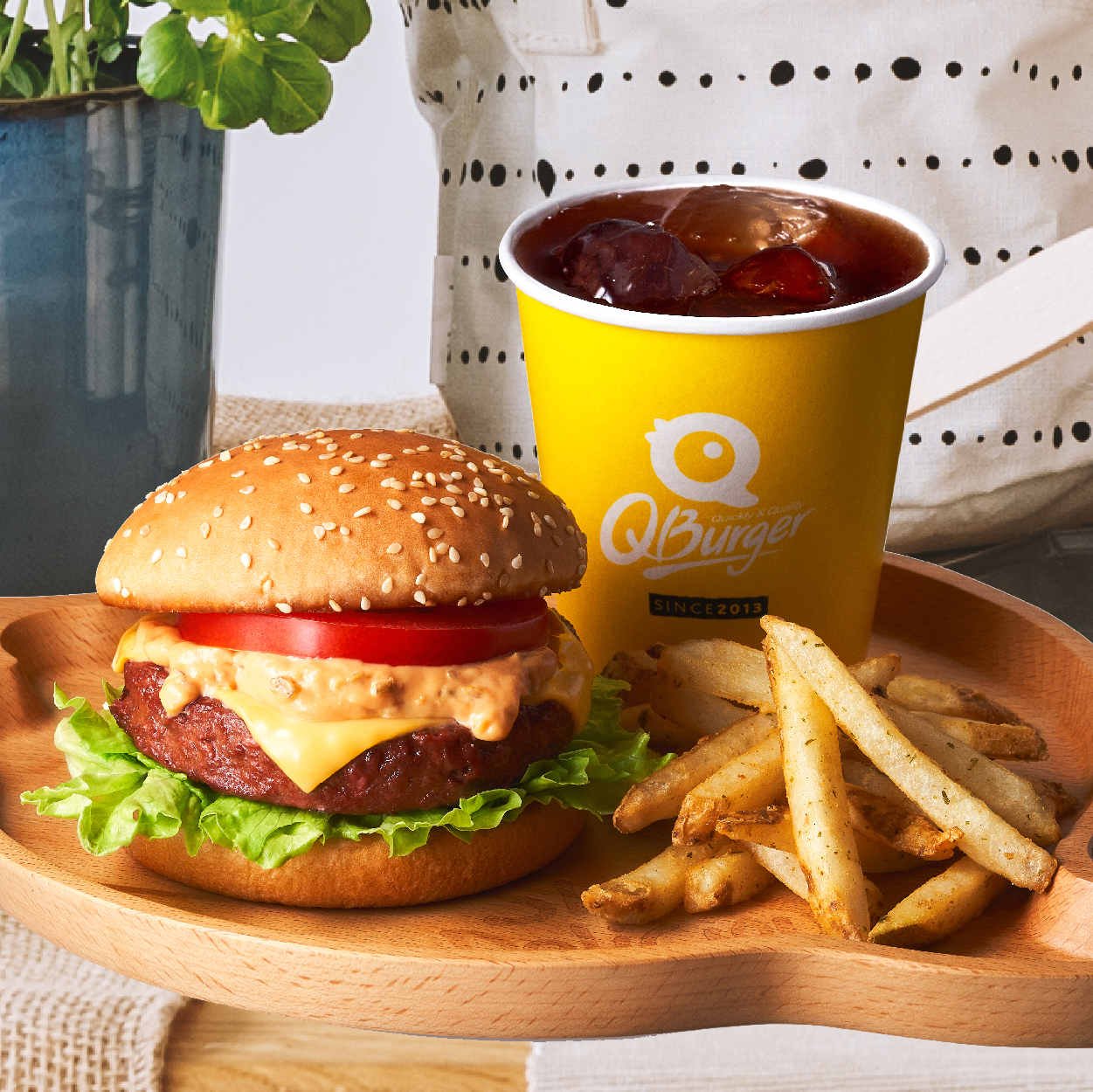 Q Burger 植物肉起士堡套餐＋植物肉雞塊  多吃植物肉！每一口都在愛地球