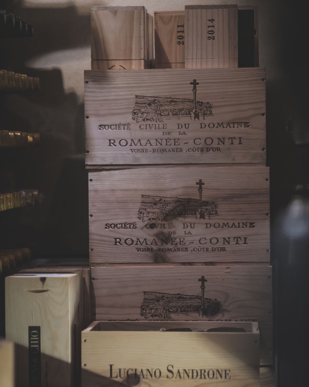 ▲盒裝在formula B酒窖中的羅曼尼康帝酒莊葡萄酒，在formel B的酒單上，平均零售價超過新台幣68萬元。（圖／formel B臉書粉絲團）