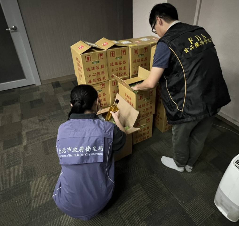 百年堂冷壓黃金苦茶油檢出苯駢芘6.3ppb！北市預防性下架216瓶　源頭嘉義鑫隆發同步追查